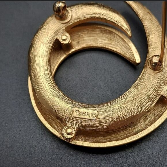 VINTAGE 1960'S CROWN TRIFARI SWRL BRUSHED GOLD PIN 1 7/8 EXCELLENT CONDITION - Picture 7 of 14